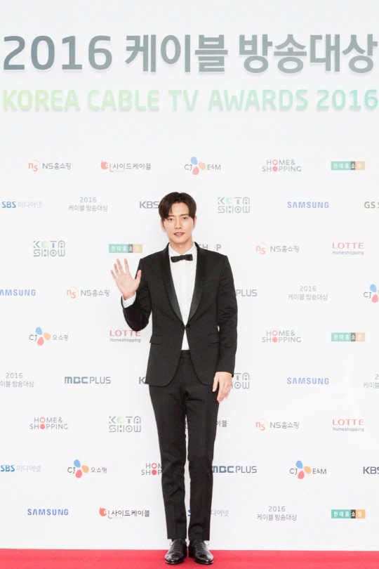 한국케이블TV방송협회가 오는 10일 삼성동 코엑스에서 '케이블방송대상·케이블쇼(KCTA SHOW) 2017'을 개최한다. 지난해 열린 'KCTA SHOW 2016'에서 tvN 드라마 '치즈인더트랩'으로 베스트 연기자상을 받은 배우 박해진씨가 포즈를 취하고 있다. <한국케이블TV방송협회 제공>